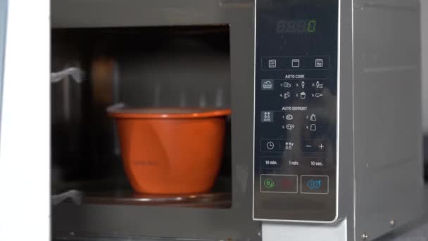 Öğle Yemeği Için Yemek Pişirmek Isıtmak Evde Yerinde Mikrodalga Fırınla — Stok video
