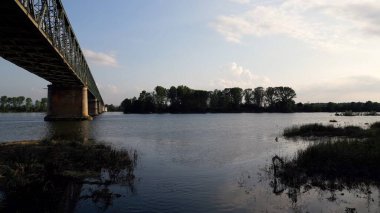 Pavia Lombardy - Ponte della Becca 'daki Po ve Ticino nehrinin insansız hava aracı görüntüsü - İtalya' daki aşırı kuraklıktan sonra sel ve nehir seviyesinde artış, iklim değişikliği