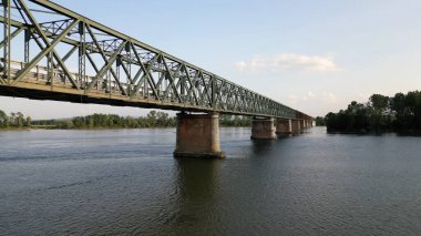Pavia Lombardy - Ponte della Becca 'daki Po ve Ticino nehrinin insansız hava aracı görüntüsü - İtalya' daki aşırı kuraklıktan sonra sel ve nehir seviyesinde artış, iklim değişikliği