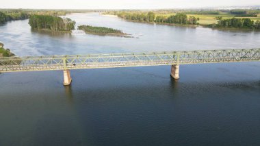 Pavia Lombardy - Ponte della Becca 'daki Po ve Ticino nehrinin insansız hava aracı görüntüsü - İtalya' daki aşırı kuraklıktan sonra sel ve nehir seviyesinde artış, iklim değişikliği