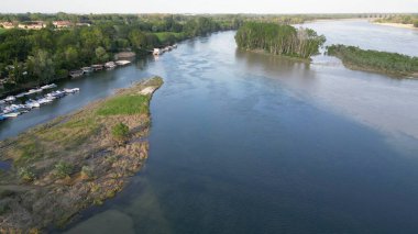 Pavia Lombardy - Ponte della Becca 'daki Po ve Ticino nehrinin insansız hava aracı görüntüsü - İtalya' daki aşırı kuraklıktan sonra sel ve nehir seviyesinde artış, iklim değişikliği