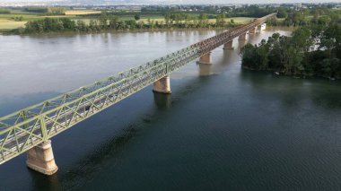 Pavia Lombardy - Ponte della Becca 'daki Po ve Ticino nehrinin insansız hava aracı görüntüsü - İtalya' daki aşırı kuraklıktan sonra sel ve nehir seviyesinde artış, iklim değişikliği