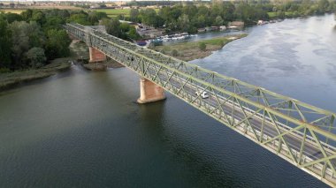 Pavia Lombardy - Ponte della Becca 'daki Po ve Ticino nehrinin insansız hava aracı görüntüsü - İtalya' daki aşırı kuraklıktan sonra sel ve nehir seviyesinde artış, iklim değişikliği