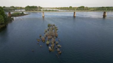 Pavia Lombardy - Ponte della Becca 'daki Po ve Ticino nehrinin insansız hava aracı görüntüsü - İtalya' daki aşırı kuraklıktan sonra sel ve nehir seviyesinde artış, iklim değişikliği
