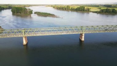 Pavia Lombardy - Ponte della Becca 'daki Po ve Ticino nehrinin insansız hava aracı görüntüsü - İtalya' daki aşırı kuraklıktan sonra sel ve nehir seviyesinde artış, iklim değişikliği