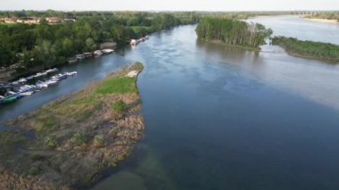 Pavia Lombardy - Ponte della Becca 'daki Po ve Ticino nehrinin insansız hava aracı görüntüsü - İtalya' daki aşırı kuraklıktan sonra sel ve nehir seviyesinde artış, iklim değişikliği