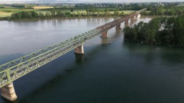 Pavia Lombardy - Ponte della Becca 'daki Po ve Ticino nehrinin insansız hava aracı görüntüsü - İtalya' daki aşırı kuraklıktan sonra sel ve nehir seviyesinde artış, iklim değişikliği