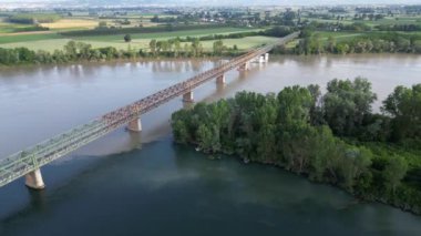 Pavia Lombardy - Ponte della Becca 'daki Po ve Ticino nehrinin insansız hava aracı görüntüsü - İtalya' daki aşırı kuraklıktan sonra sel ve nehir seviyesinde artış, iklim değişikliği
