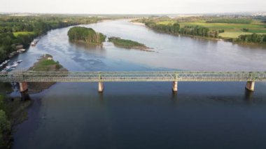 Pavia Lombardy - Ponte della Becca 'daki Po ve Ticino nehrinin insansız hava aracı görüntüsü - İtalya' daki aşırı kuraklıktan sonra sel ve nehir seviyesinde artış, iklim değişikliği