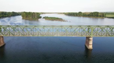 Pavia Lombardy - Ponte della Becca 'daki Po ve Ticino nehrinin insansız hava aracı görüntüsü - İtalya' daki aşırı kuraklıktan sonra sel ve nehir seviyesinde artış, iklim değişikliği