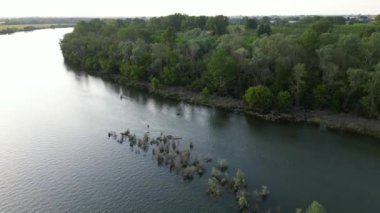 Pavia Lombardy - Ponte della Becca 'daki Po ve Ticino nehrinin insansız hava aracı görüntüsü - İtalya' daki aşırı kuraklıktan sonra sel ve nehir seviyesinde artış, iklim değişikliği