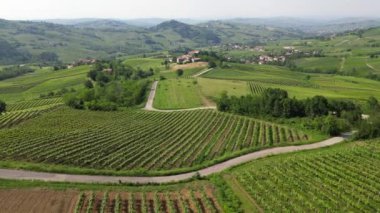 İtalya, Oltrepo 'nun Pavese' si, şarap üretimi için üzüm bağları olan tepeler, asma sıraları Tuscan Apennines insansız hava aracının manzara manzarası, Montalto Pavese Broni yakınlarında turistik yerler