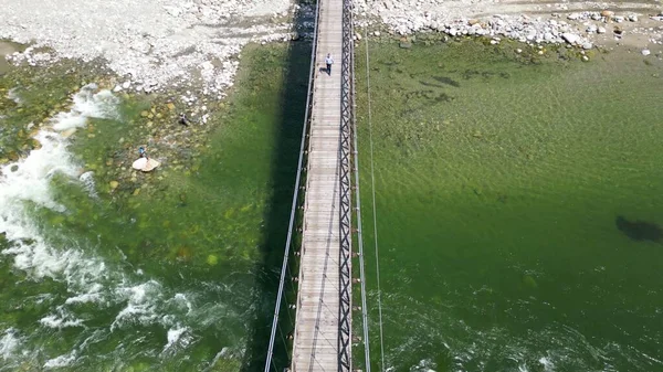 Carro Passa Sobre Uma Ponte Tibetana Madeira Que Une Margens — Fotografia de Stock
