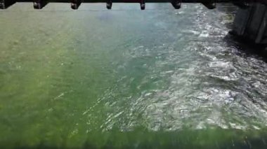 Alagna Val Sesia Piedmont Alp Dağları 'ndaki insansız hava aracının görüntüsü ile nehir kıyılarına katılan tahta Tibet asma köprüsünün üzerinden insansız hava aracı uçuşu macera yolculuğunda konsept yolculuk.