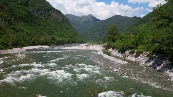 Flodforsar Fjäll Översvämning Forsränning Och Kanotpaddling Alagna Val Sesia Piemonte — Stockvideo