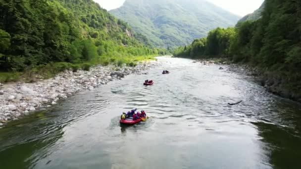 Rafting Auf Dem Fluss Mit Schlauchbooten Den Stromschnellen Des Baches — Stockvideo