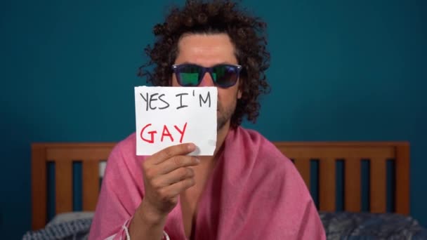 Homem Anos Diz Que Sim Sou Gay Outing Saindo Conceito — Vídeo de Stock