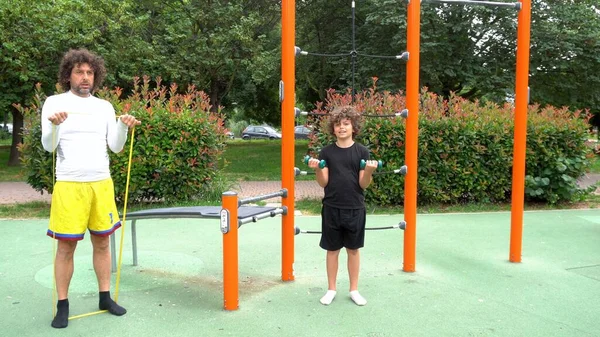 이탈리아 밀라노 아버지와아 어린이는 스포츠와 다이어트와 장비가 공원에서 체육관을 다닌다 — 스톡 사진