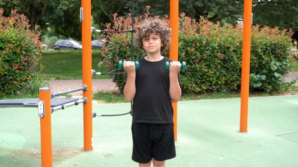 Talya Milan Erkek Çocuk Yaşında Ağırlık Ekipman Alanı Olan Bir — Stok fotoğraf
