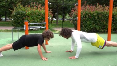 İtalya, Milano - Baba ve oğul çocuk 9 yaşında ağırlık ekipmanları olan bir parkta jimnastik yapıyor - fiziksel egzersiz spor aktiviteleri ve yaz hazırlama diyeti