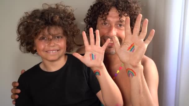 Eşcinsel Çift Haklarının Sembolü Lgbt Bayrağı Taşıyan Baba Erkek Çocuğun — Stok video