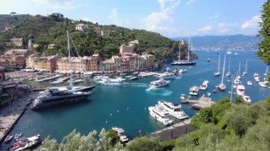 Avrupa, İtalya, Portofino - Tigullio Akdeniz 'deki Portofino Körfezi Ceneviz yakınlarındaki ulusal doğal rezerv parkı - tekne ve yatların bulunduğu liman - mor bougamvillea ile inanılmaz doğa