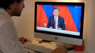 Avrupa, Milan 2023 - Çin Komünist Partisi Genel Sekreteri Xi Jinping hakkında bir dizüstü bilgisayarda Televizyon Haberleri İzleme Rus ve Ukrayna arasındaki savaştan bahsediyor