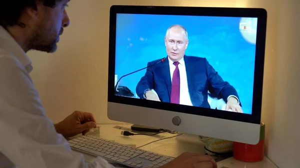 Europe Milan 2023 Watching Television News Laptop Computer War Russia — Stock Photo, Image