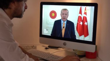 Avrupa, Milan 2023 - Rusya ile Ukrayna arasındaki Savaş hakkında dizüstü bilgisayarında Televizyon Haberleri İzleyen Erdoğan Türkiye ulusuna konuştu