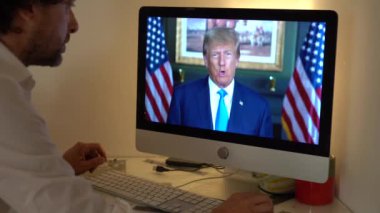Avrupa, Milan 2023 - Rusya ile Ukrayna arasındaki savaş hakkında dizüstü bilgisayarda TV Haberleri İzleyen Donald Trump başkanı Usa Amerika ulusuna konuştu