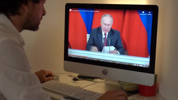 Европа Милан 2023 Смотря Телевизионные Новости Ноутбуке Войне Между Россией — стоковое видео