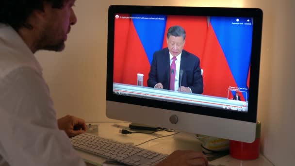 Europa Mailand 2023 Fernsehnachrichten Laptop Ansehen Jinping Generalsekretär Der Kommunistischen — Stockvideo