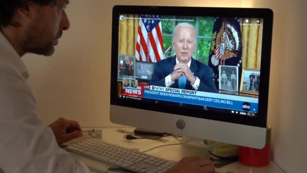 밀라노 2023 러시아와 우크라이나 사이의 전쟁에 노트북 컴퓨터로 텔레비전 바이든 — 비디오