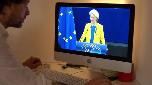 Europa Mailand 2023 Fernsehnachrichten Laptop Über Den Krieg Zwischen Russland — Stockvideo