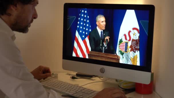 ヨーロッパ ミラノ2023 ロシアとウクライナの戦争についてのラップトップコンピュータでテレビニュースを見る バラク オバマ大統領はアメリカ国家に話す — ストック動画
