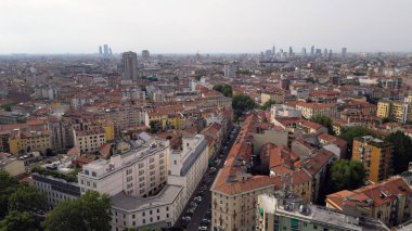 ITALY, MILAN 06-28-2023, Scalo Porta Romana Milano Cortina kış oyunları Olimpiyat Köyü 'nden Unicredit Tower ve Dikey Orman manzaralı şehrin yeni siluetinin insansız hava görüntüsü