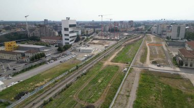 EUROPE, ITALY, MILAN 06-25-2023 Scalo Porta Romana insansız hava görüntüsü, Prada Kulesi yakınlarındaki Olimpiyat Oyunları için Milan-Cortina 2026 Olimpiyat Köyü inşaatı  