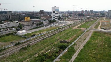 EUROPE, ITALY, MILAN 06-25-2023 Scalo Porta Romana insansız hava görüntüsü, Prada Kulesi yakınlarındaki Olimpiyat Oyunları için Milan-Cortina 2026 Olimpiyat Köyü inşaatı  