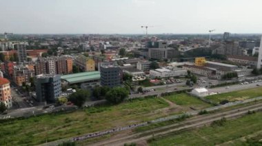 EUROPE, ITALY, MILAN 06-25-2023 Scalo Porta Romana insansız hava görüntüsü, Prada Kulesi yakınlarındaki Olimpiyat Oyunları için Milan-Cortina 2026 Olimpiyat Köyü inşaatı