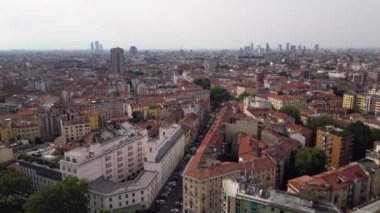 ITALY, MILAN 06-28-2023, Scalo Porta Romana Milano Cortina kış oyunları Olimpiyat Köyü 'nden Unicredit Tower ve Dikey Orman manzaralı şehrin yeni siluetinin insansız hava görüntüsü