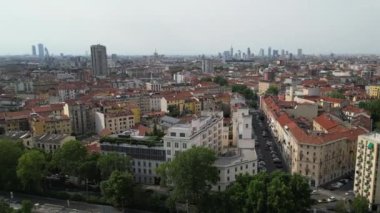 ITALY, MILAN 06-28-2023, Scalo Porta Romana Milano Cortina kış oyunları Olimpiyat Köyü 'nden Unicredit Tower ve Dikey Orman manzaralı şehrin yeni siluetinin insansız hava görüntüsü