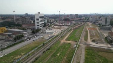 EUROPE, ITALY, MILAN 06-25-2023 Scalo Porta Romana insansız hava görüntüsü, Prada Kulesi yakınlarındaki Olimpiyat Oyunları için Milan-Cortina 2026 Olimpiyat Köyü inşaatı