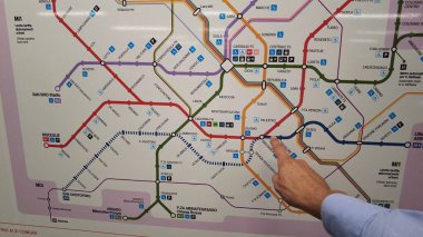 Avrupa, İtalya, Milan 07-6-2023 - Linate Havalimanı 'ndan San Babila' ya giden yeni metro hattı - şehir merkezinde uçakla kurulum- toplu bankamatik taşımacılığı 