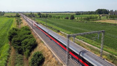 Avrupa, İtalya, Milan - Frecciarossa Hight hızı Milano 'dan Roma' ya giden 300 km / saat 'lik tren yolu - İtalya' da turistler ve yolcular için daha hızlı seyahat etme yolu - turizm beldesi