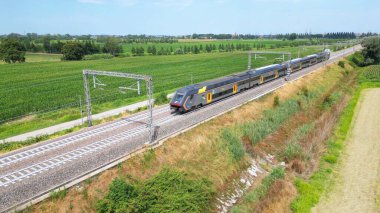 Avrupa, İtalya, Milan - Frecciarossa Hight hızı Milano 'dan Roma' ya giden 300 km / saat 'lik tren yolu - İtalya' da turistler ve yolcular için daha hızlı seyahat etme yolu - turizm beldesi