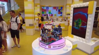 Avrupa, İtalya, Milan 07-07-2023 - Lego tuğlaları - Şehrin merkezindeki San Babila 'da mağaza perakendecisi - Çocuklar için komik oyun modeli - moda bölgesinde turist ziyaretleri