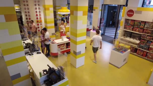 意大利 米兰2007年7月7日 2023日 乐高砖店 城市中心圣巴比拉的零售店 儿童游戏模型 参观时尚区购物的游客 — 图库视频影像