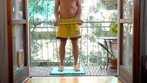 남자는 기구와 체중을 줄이기 체중을 줄이고 발코니 준비를 — 스톡 사진