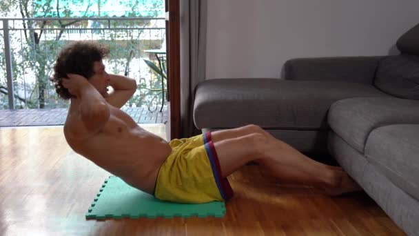 自宅で40歳の男性はジム体操のAbsワークアウト物理的な演習と重量を失い 夏の準備をするために アパートのバルコニーでのスポーツ活動 — ストック動画