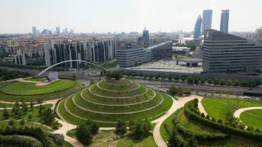 Milan, Portello, İtalya - 23.06.2023: İnsansız hava aracı videosu Milan, İtalya. Parco Industria Alfa Romeo - CityLife bölgesinde Portello. Casa Milan, Isozaky ve Allianz gökdelenleri ve şehir merkezinde yeni spiral